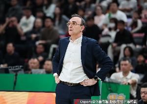 解说：辽宁少了克里斯差好多 球队的内线问题这几年还是不好解决